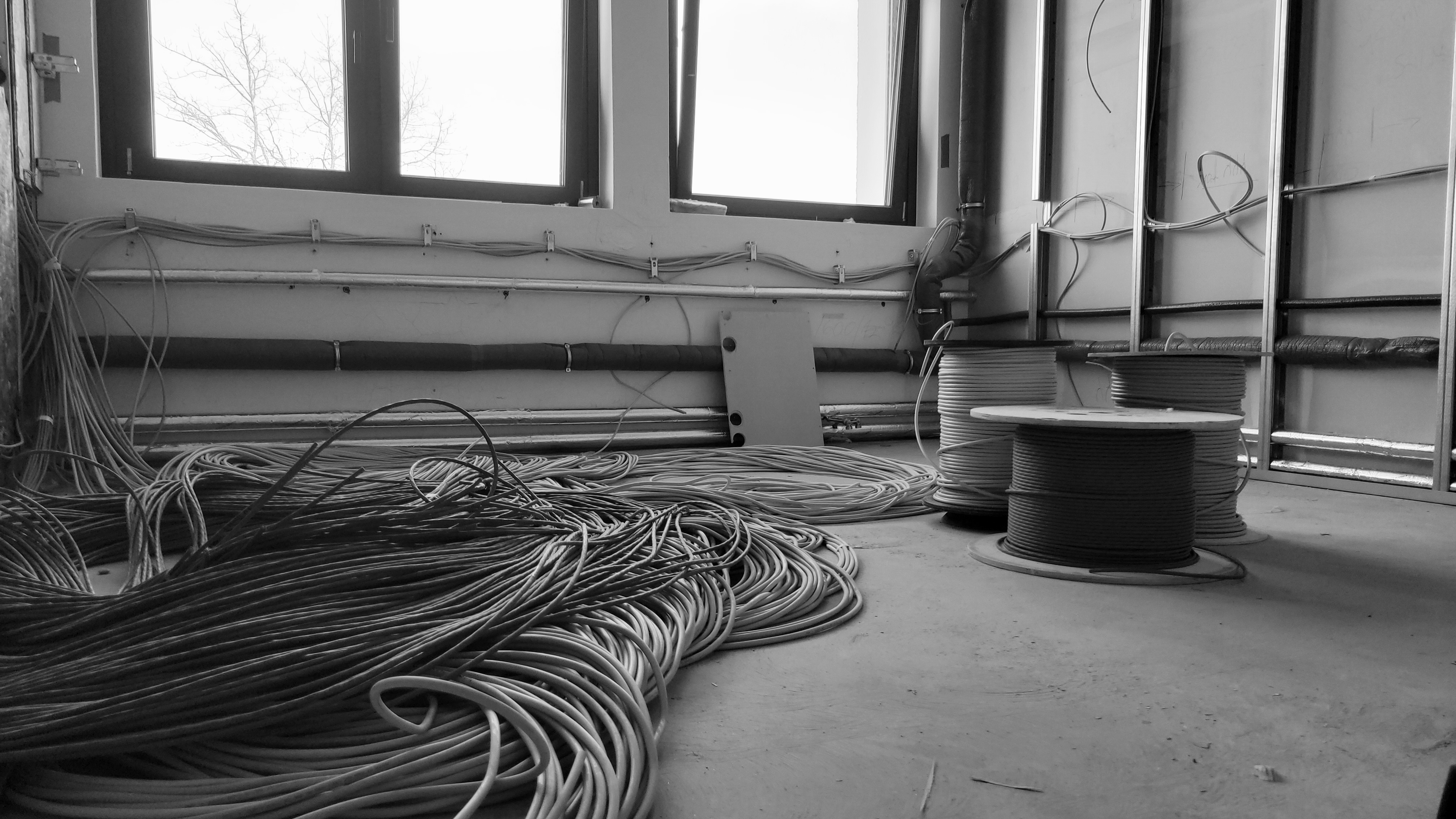 April 2025: Unmengen an Rohren und Kabeln ....